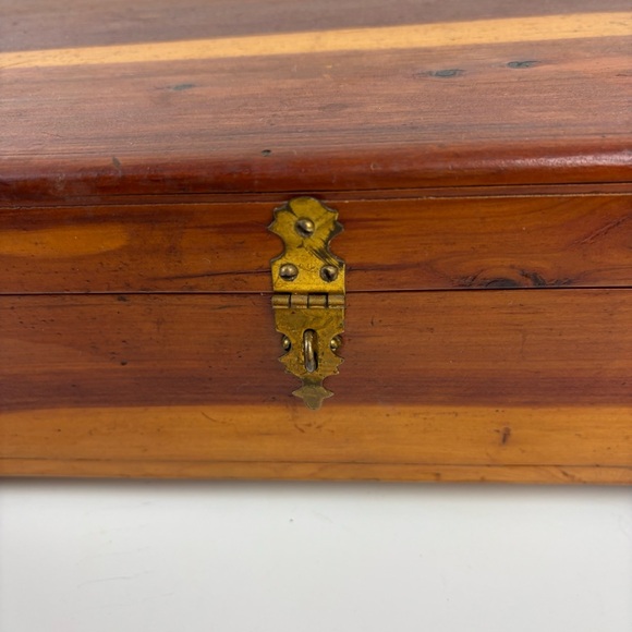 Vintage miniature cedar wood chest/hope chest/jewelry box-EUC - Picture 3 of 15